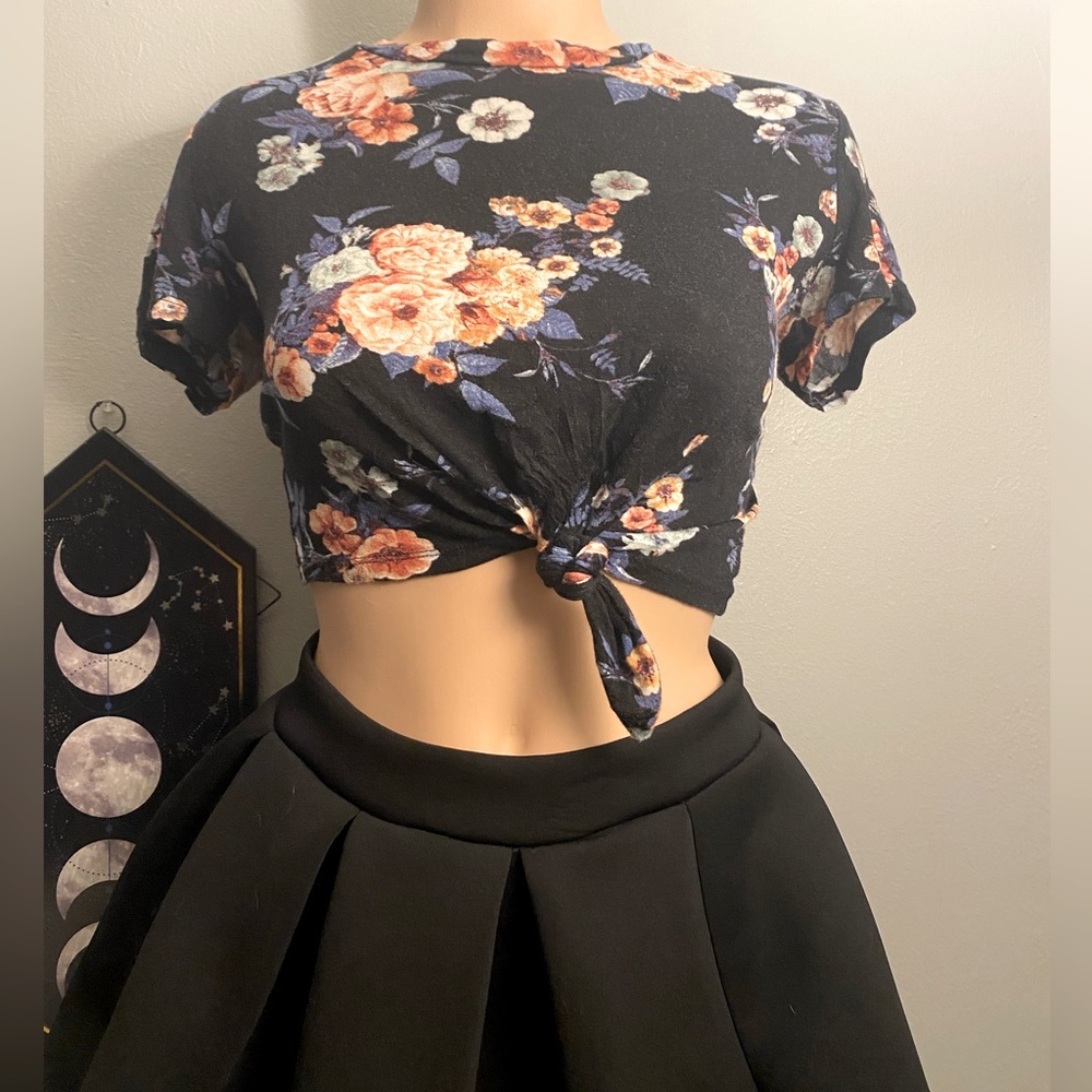 Black floral print crop top by Iris size M